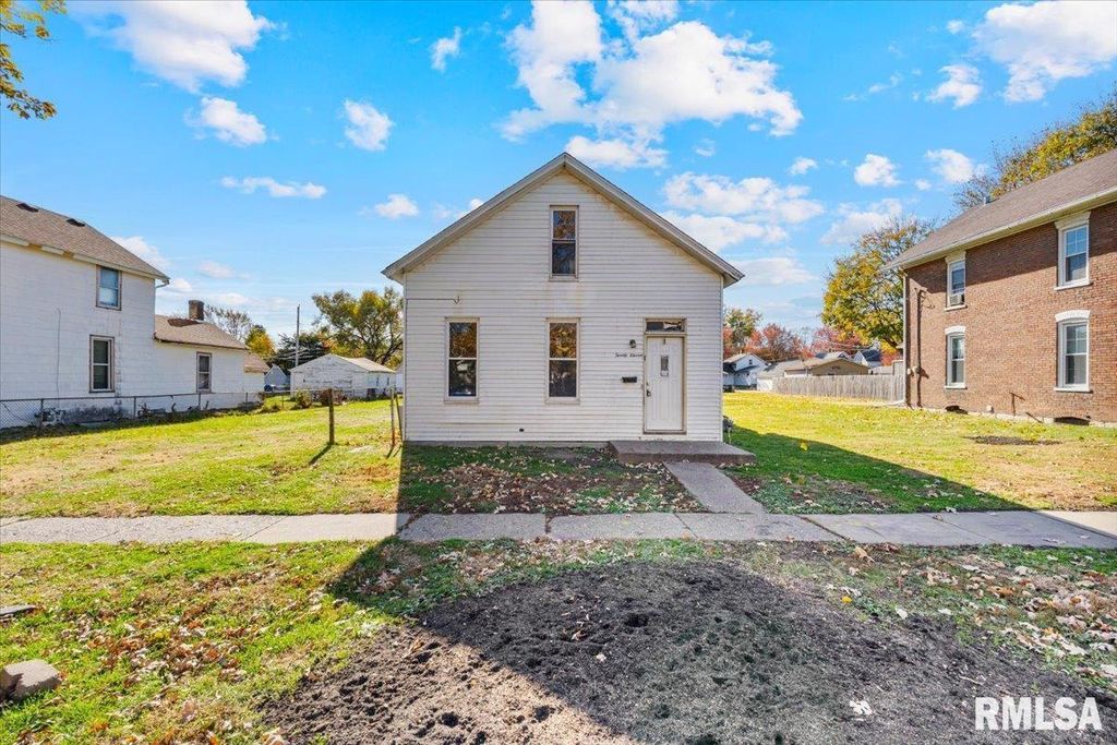 2011 W 2nd St Street, Davenport, IA 52802