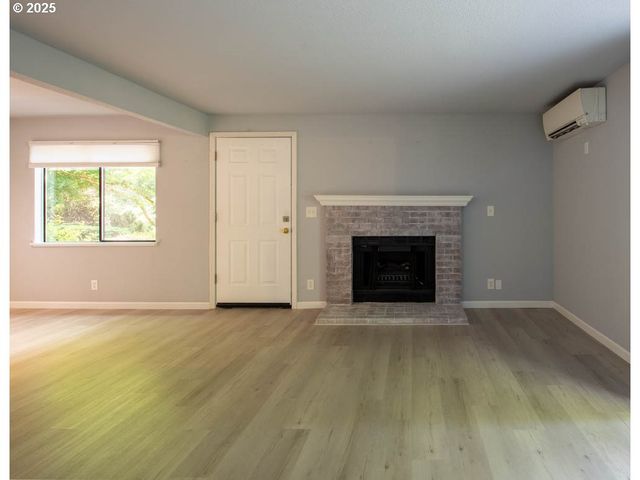 1921 LAKE ISLE Dr, Eugene, OR 97401