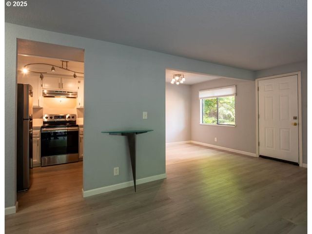 1921 LAKE ISLE Dr, Eugene, OR 97401