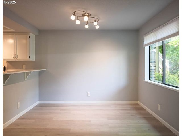 1921 LAKE ISLE Dr, Eugene, OR 97401