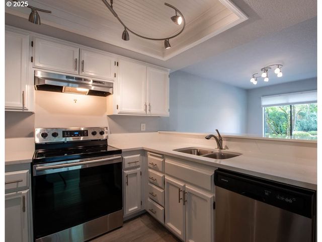 1921 LAKE ISLE Dr, Eugene, OR 97401