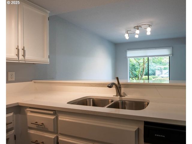 1921 LAKE ISLE Dr, Eugene, OR 97401