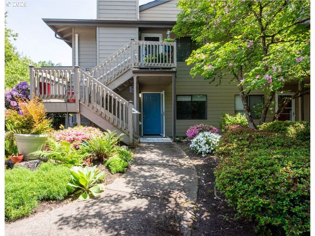 1921 LAKE ISLE Dr, Eugene, OR 97401
