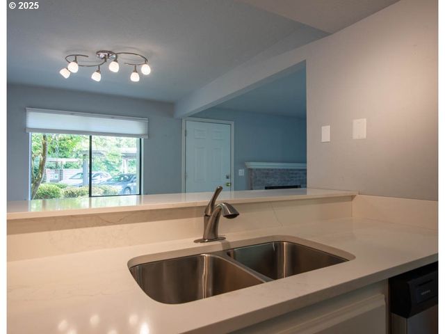 1921 LAKE ISLE Dr, Eugene, OR 97401