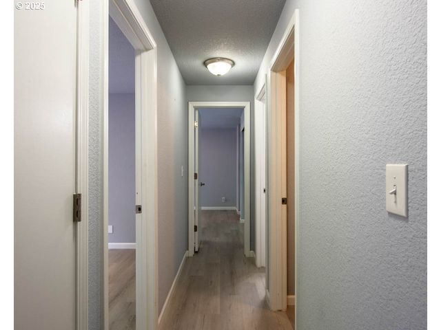1921 LAKE ISLE Dr, Eugene, OR 97401