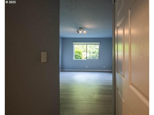 1921 LAKE ISLE Dr, Eugene, OR 97401