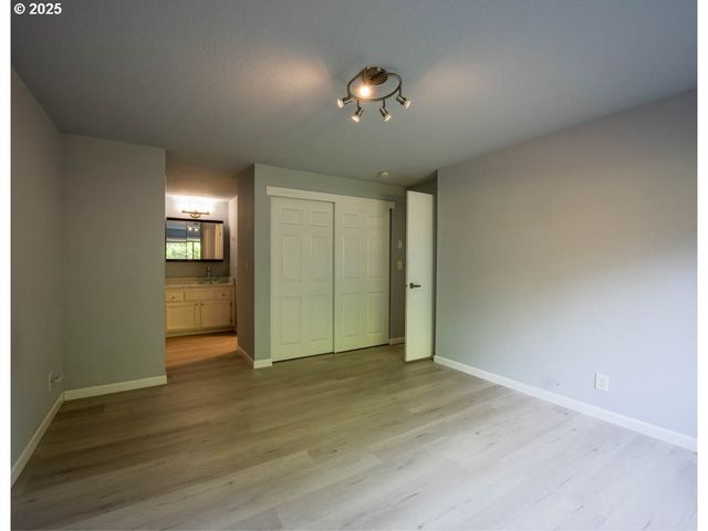 1921 LAKE ISLE Dr, Eugene, OR 97401