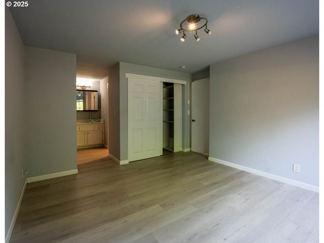 1921 LAKE ISLE Dr, Eugene, OR 97401