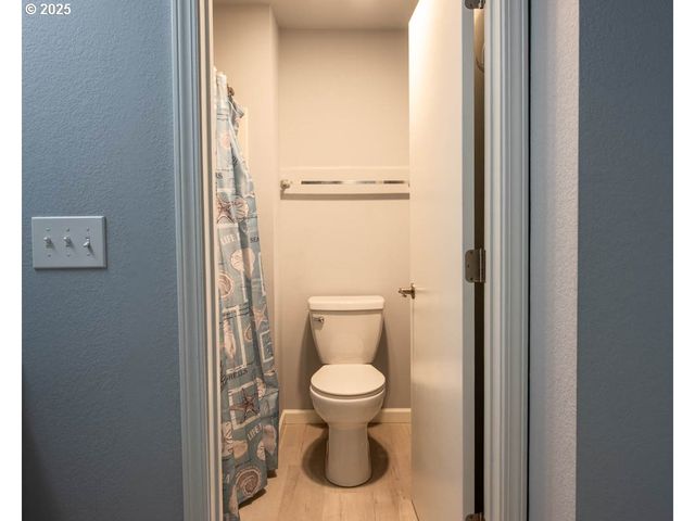 1921 LAKE ISLE Dr, Eugene, OR 97401