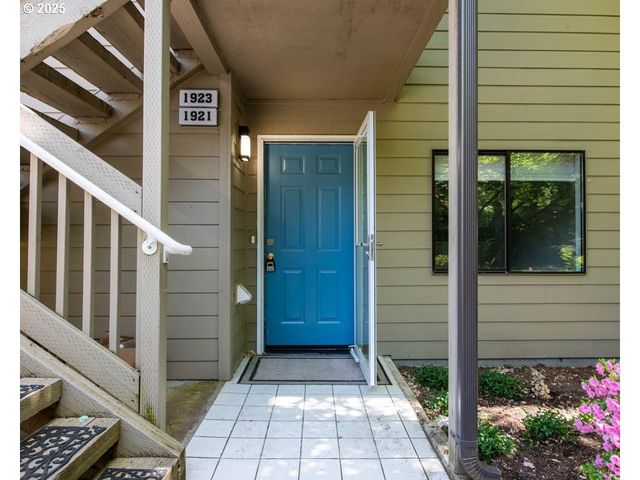 1921 LAKE ISLE Dr, Eugene, OR 97401