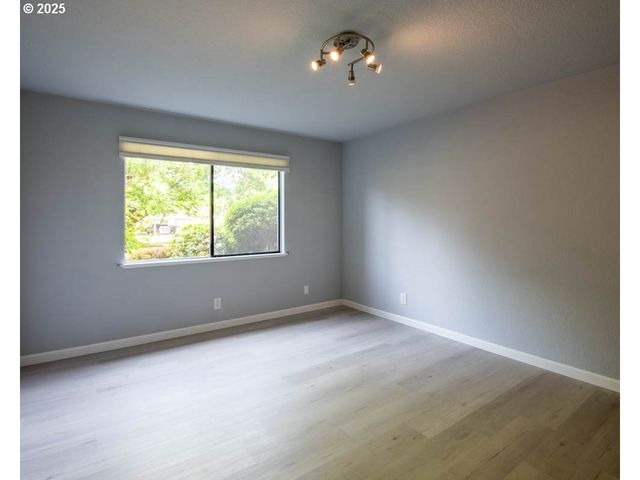 1921 LAKE ISLE Dr, Eugene, OR 97401