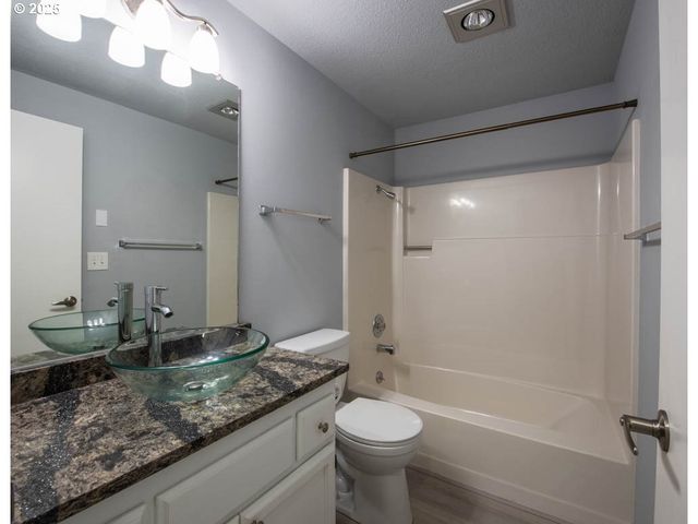 1921 LAKE ISLE Dr, Eugene, OR 97401