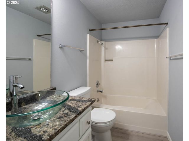 1921 LAKE ISLE Dr, Eugene, OR 97401