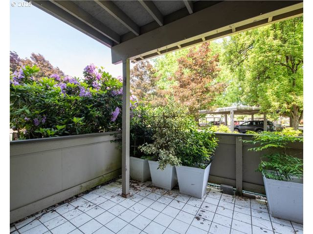 1921 LAKE ISLE Dr, Eugene, OR 97401