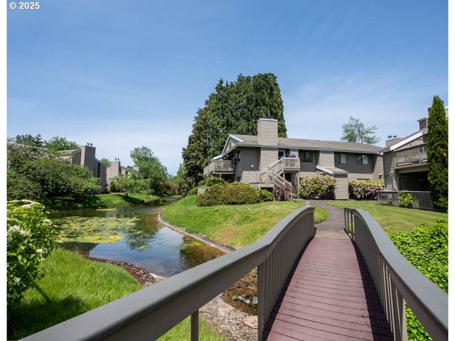 1921 LAKE ISLE Dr, Eugene, OR 97401