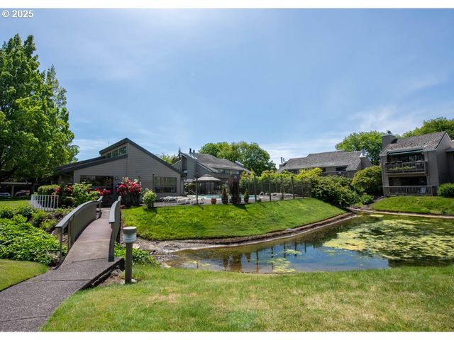 1921 LAKE ISLE Dr, Eugene, OR 97401