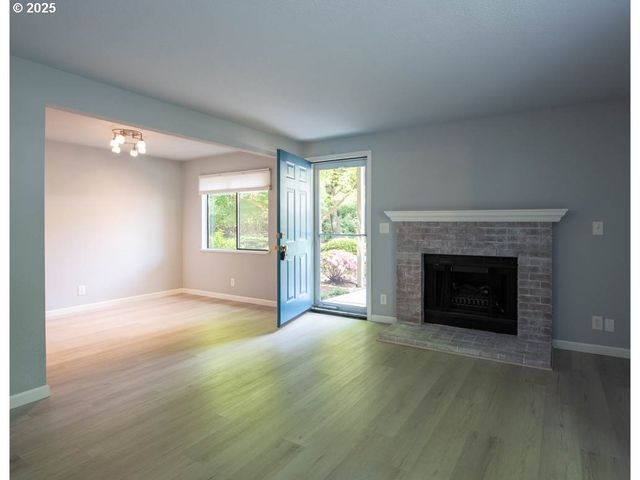 1921 LAKE ISLE Dr, Eugene, OR 97401