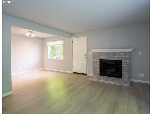 1921 LAKE ISLE Dr, Eugene, OR 97401
