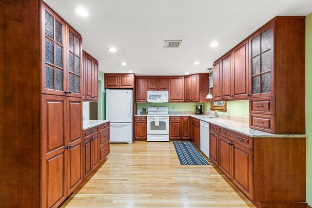 26 Atherton Rd, Foxboro, MA 02035