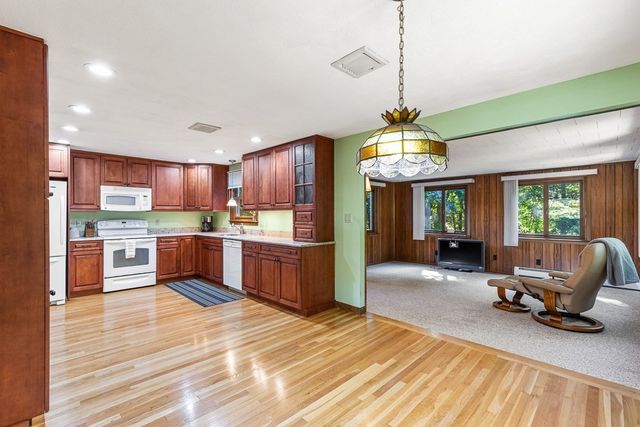 26 Atherton Rd, Foxboro, MA 02035