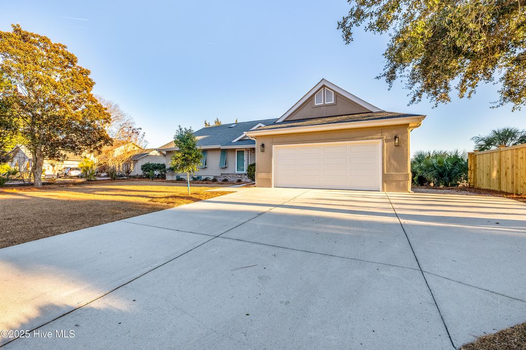 Image 3 of property listing at 119 Sound View Drive N, Hampstead, NC 28443