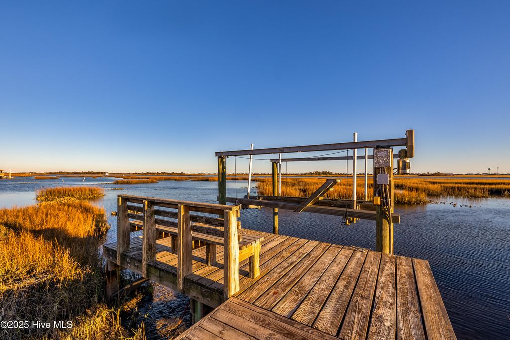 Image 43 of property listing at 119 Sound View Drive N, Hampstead, NC 28443