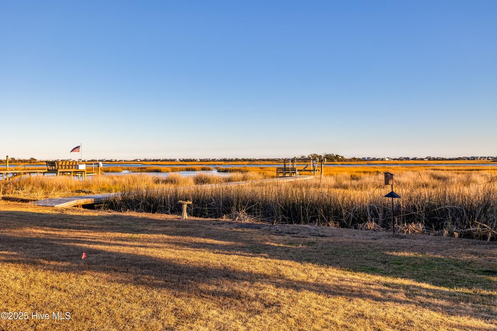 Image 7 of property listing at 119 Sound View Drive N, Hampstead, NC 28443