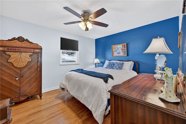 19 Locust Ln, Upper St Clair, PA 15241