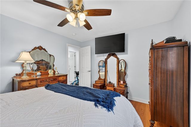 19 Locust Ln, Upper St Clair, PA 15241