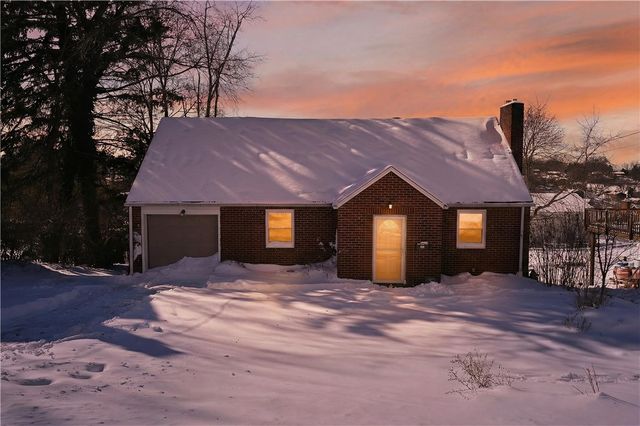 19 Locust Ln, Upper St Clair, PA 15241