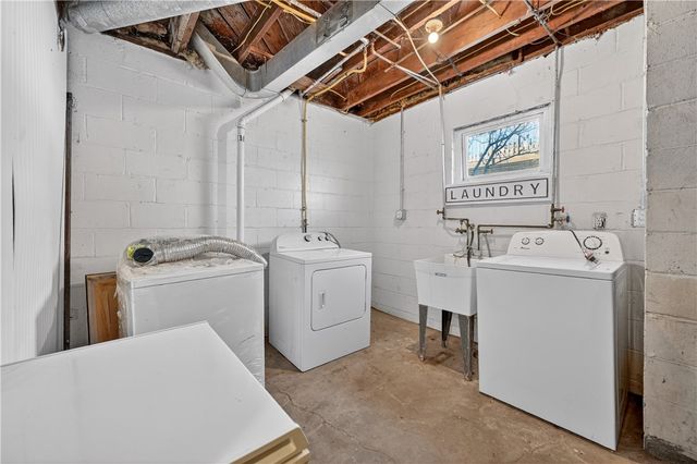 19 Locust Ln, Upper St Clair, PA 15241