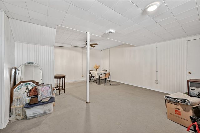 19 Locust Ln, Upper St Clair, PA 15241