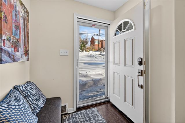 19 Locust Ln, Upper St Clair, PA 15241