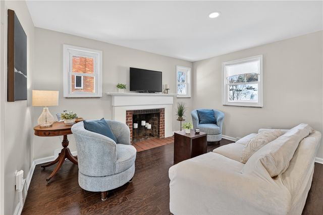 19 Locust Ln, Upper St Clair, PA 15241