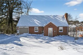 19 Locust Ln, Upper St Clair, PA 15241