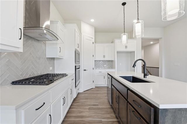 20647 Skyview Lane, Spring Hill, KS 66083