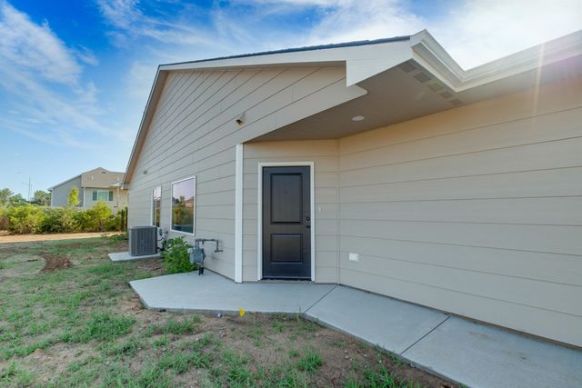 5513 N Sandkey Cir, Wichita, KS 67204