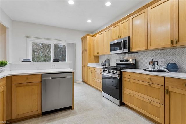 320 Riviara PL, Chesapeake, VA 23322