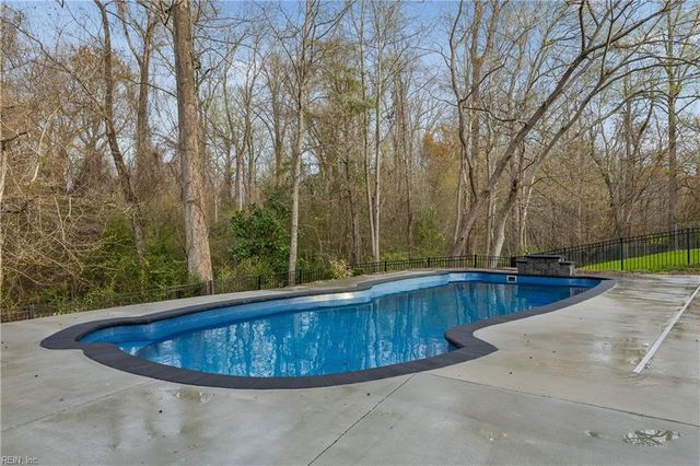 320 Riviara PL, Chesapeake, VA 23322