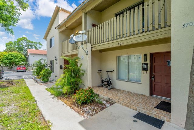3711 Riverside Dr, Coral Springs, FL 33065