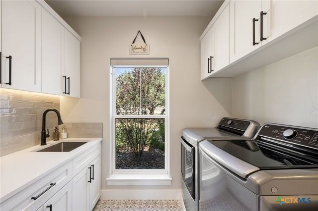 338 Morning Dew Drive, Round Mountain, TX 78663