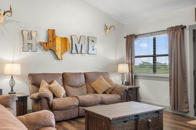 493 Hodde Road, Carmine, TX 78932