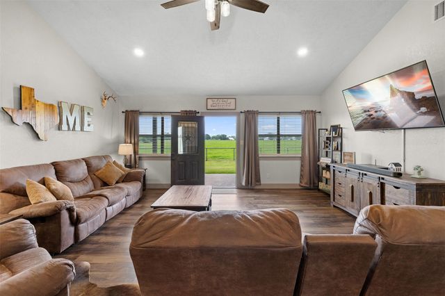 493 Hodde Road, Carmine, TX 78932