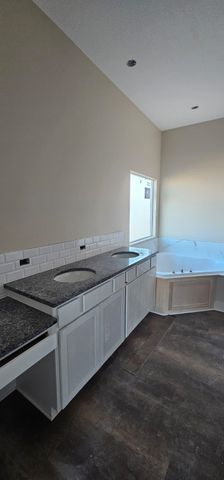 1530 E Appleton St, Valley Center, KS 67147