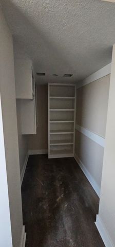 1530 E Appleton St, Valley Center, KS 67147