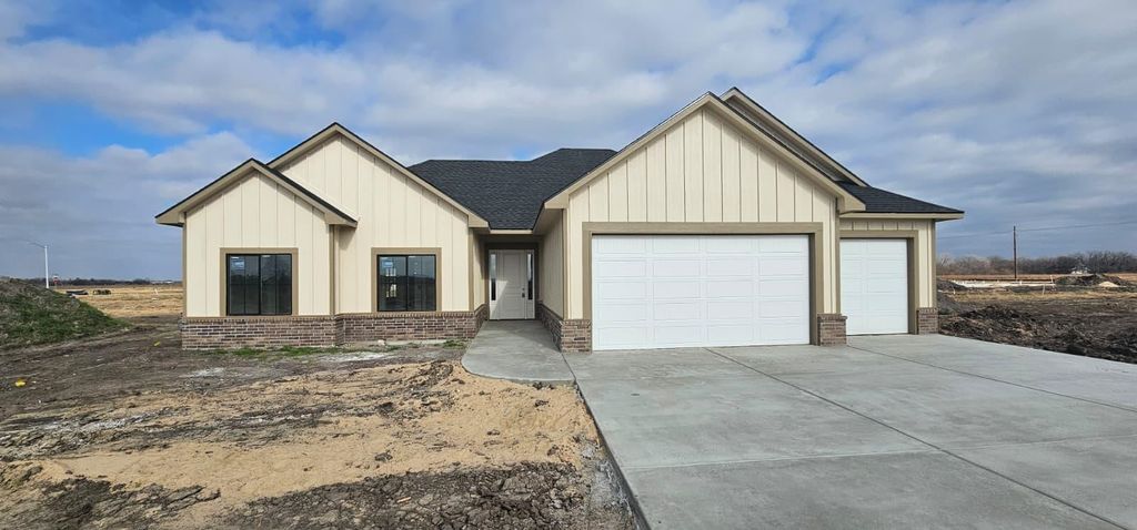 1530 E Appleton St, Valley Center, KS 67147
