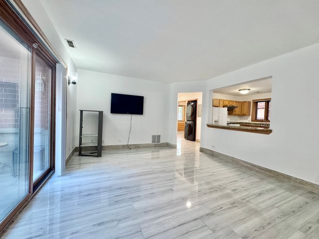 5965 N NORTHWEST Highway 101, Chicago, IL 60631