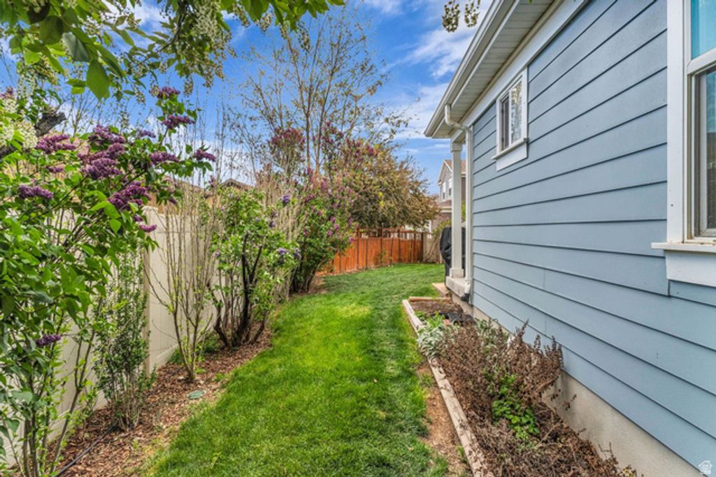 Image 7 of property listing at 4481 W PALE MOON LN, South Jordan, UT 84009