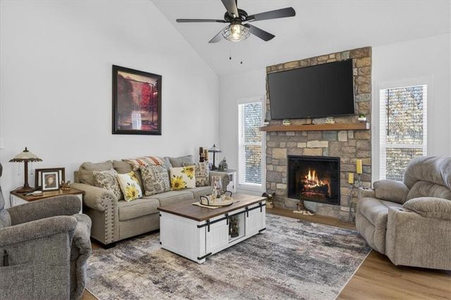 2080 Riverstone Drive, Excelsior Springs, MO 64024