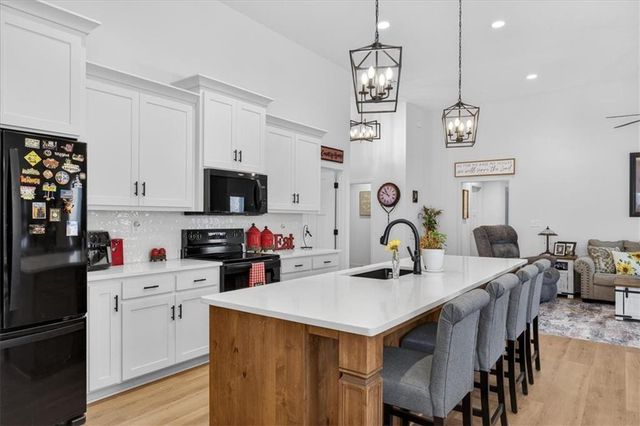 2080 Riverstone Drive, Excelsior Springs, MO 64024